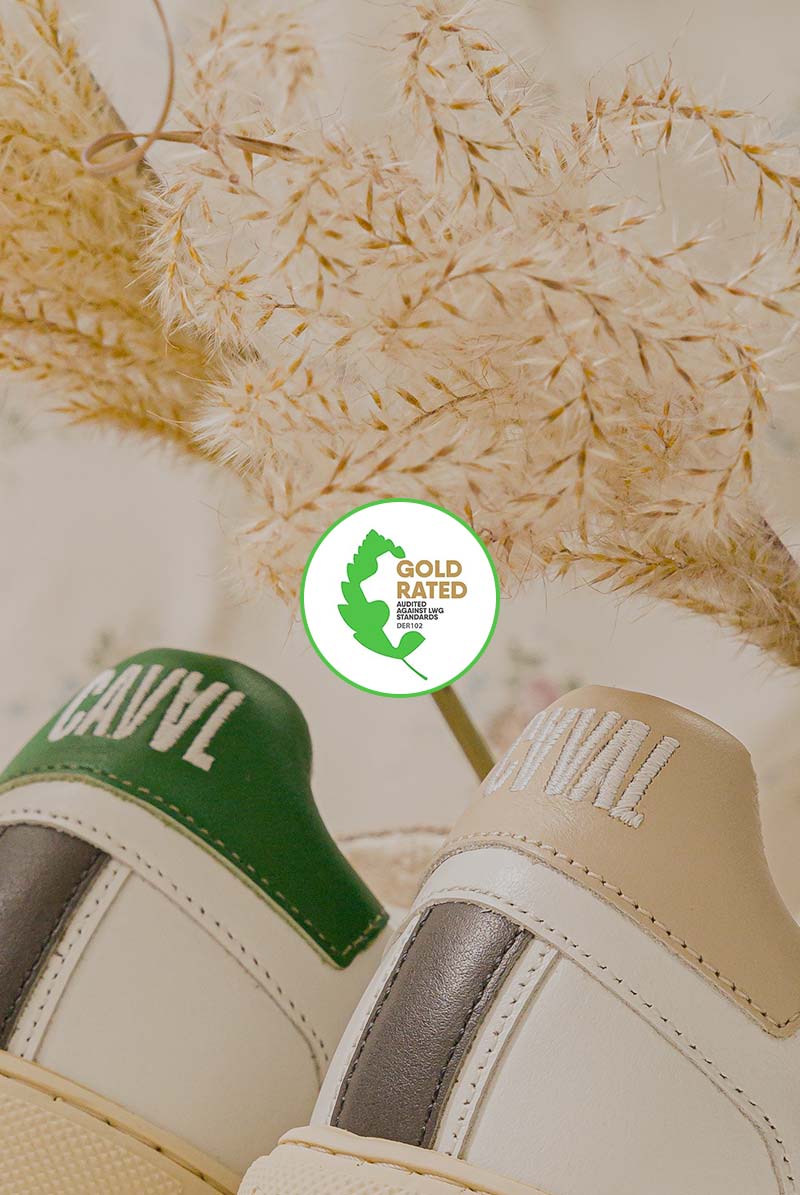 Logo gold rated sur fond de chaussures écoresponsable caval pour certifier les cuirs utilisés dans les sneakers caval