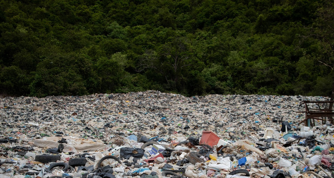 Visuel Faguo présentant pleins de déchets pour dénoncer la surproduction et les déchets dûs à la mode. Faguo prêche pour une mode plus écoresponsable